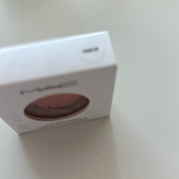 MAC COSMETICS GLOW PLAY BLUSH IN CHEER UP - Picture 3 of 3